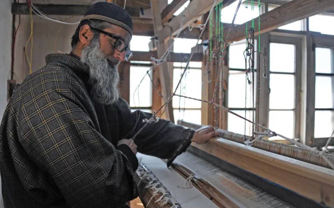 Handmade shawl craft process